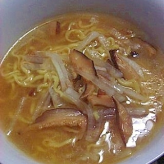 マルちゃん正麺で作る　大根とシイタケの味噌ラーメン